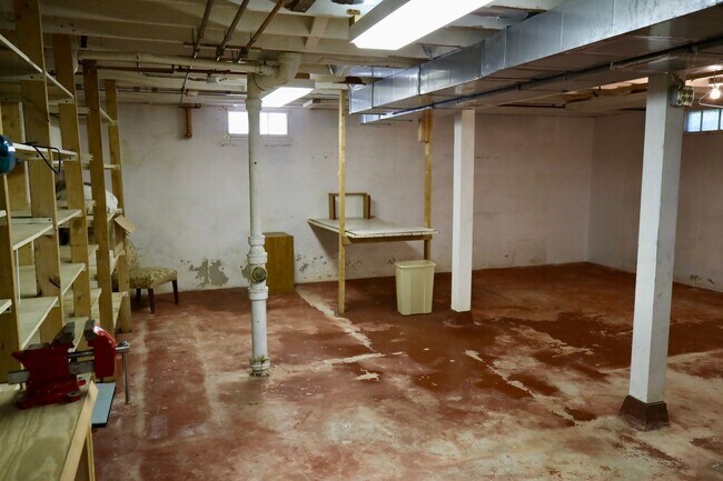 Building Photo - Furnished 2BR Home + Flex | Monona Home w/...
