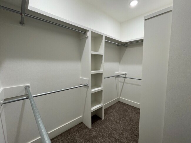 Building Photo - Recently Built 4/2/2 in Frenship ISD!