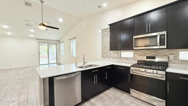 Building Photo - 5420 W Desert Hollow Dr