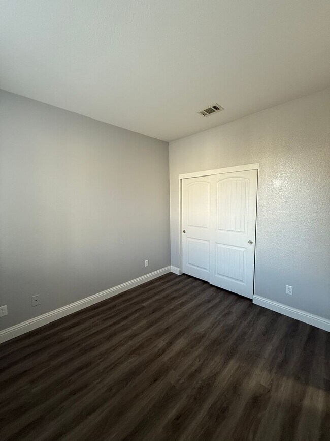 Building Photo - Corner Lot