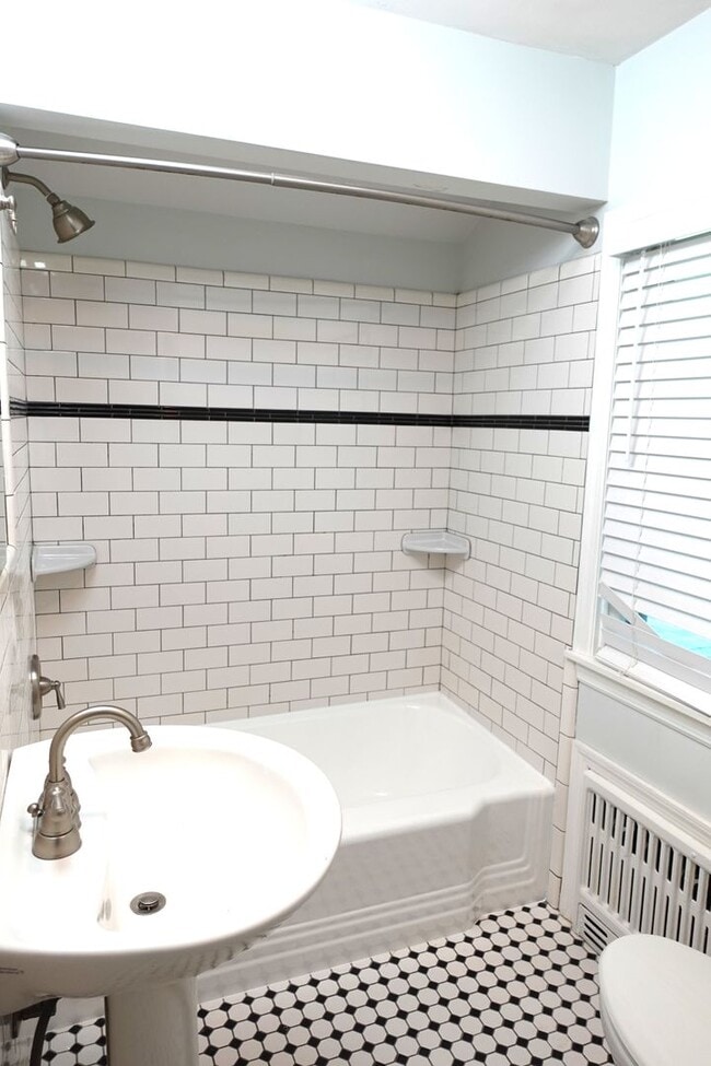 Building Photo - Newly Renovated 2 Bedroom