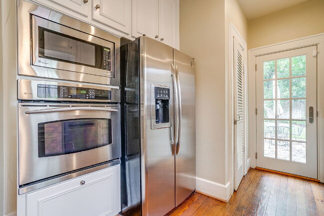 Building Photo - Darling English Tudor style home in the heart of the University District near TCU!