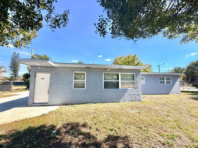 Building Photo - 205 NW 33rd Ave