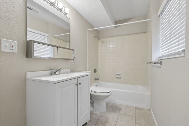 Building Photo - 2390 Middleton Ct