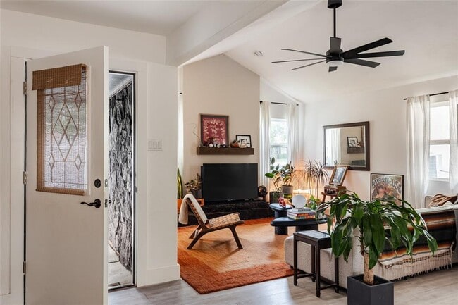 Building Photo - 904 Acorn Oaks Dr