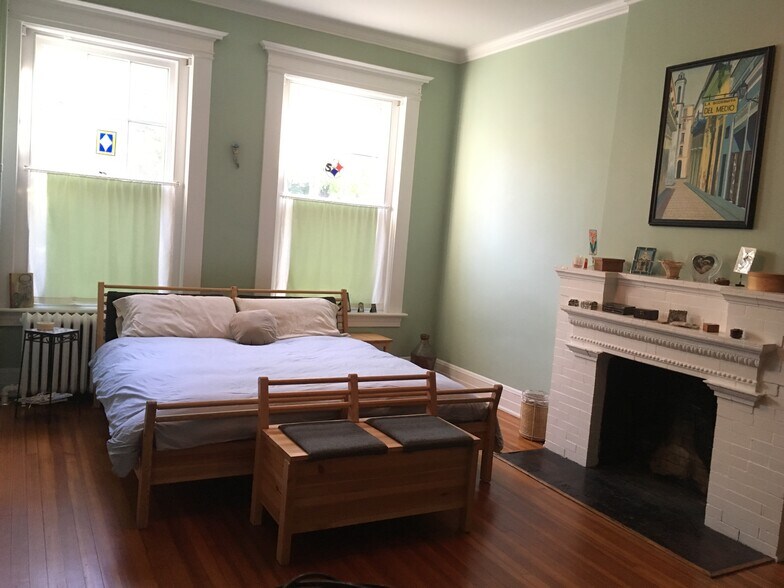 Building Photo - 2611 W Grace St