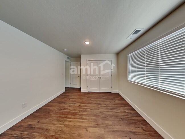 Building Photo - 1022 N Rivermist Pl