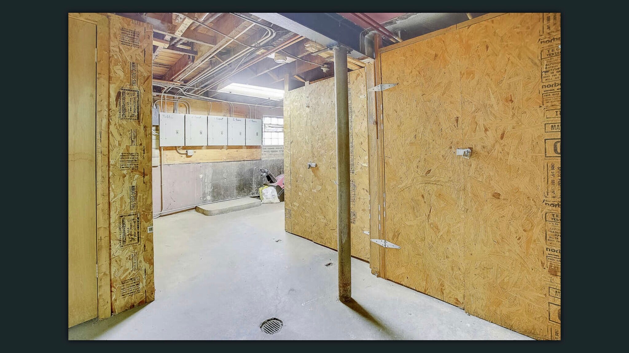 Building Photo - 4817 W Cornelia Ave