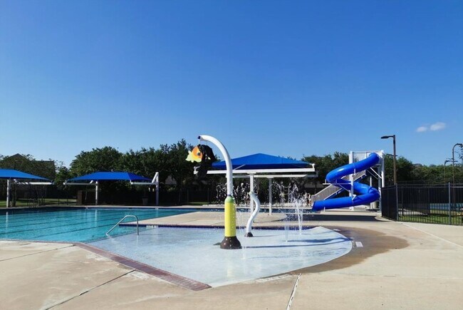 Building Photo - 2611 S Breeze Dr