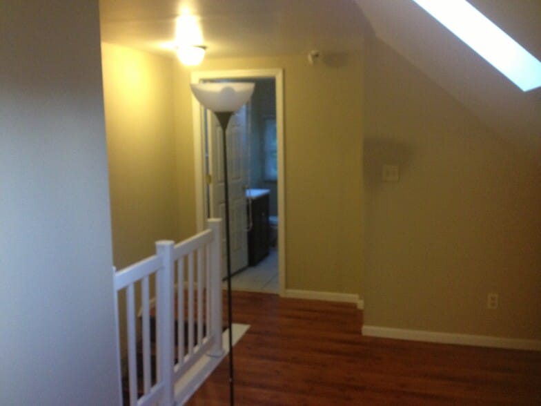 Third floor suite bedroom - 419 E Lane Ave