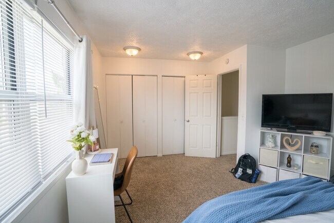 Building Photo - 923 Burcham Dr