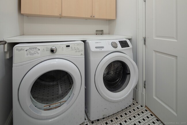 Building Photo - 31 Sharon Rd