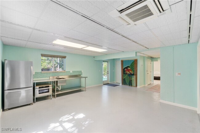 Building Photo - 27130 Flamingo Dr