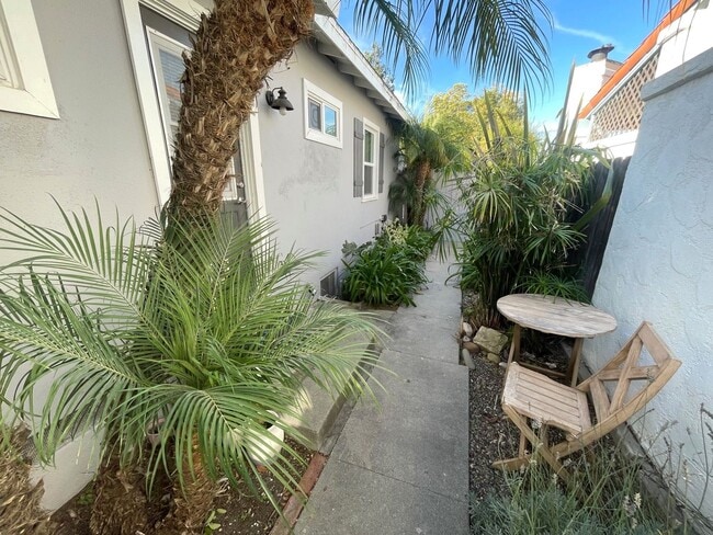 Building Photo - Quaint Midtown Ventura Duplex w/Many Upgra...