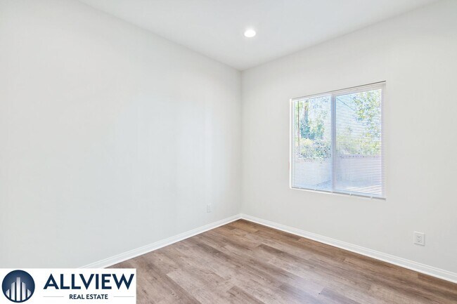 Building Photo - 629 S Lemon St