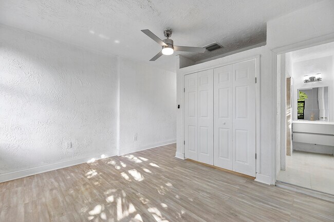 Building Photo - 1139 Venetia Ave