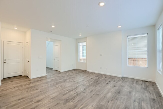 Building Photo - 637 Thistle Pl