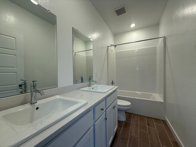 Building Photo - Brand new stunning 4-bedroom, 2.5-bathroom home in the desirable Clovis, CA