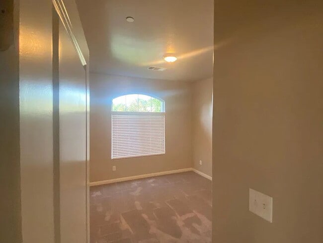 Building Photo - "Charming 3-Bed Oasis with 2 Baths & 1749 Sq Ft of Comfort in Bakersfield!"