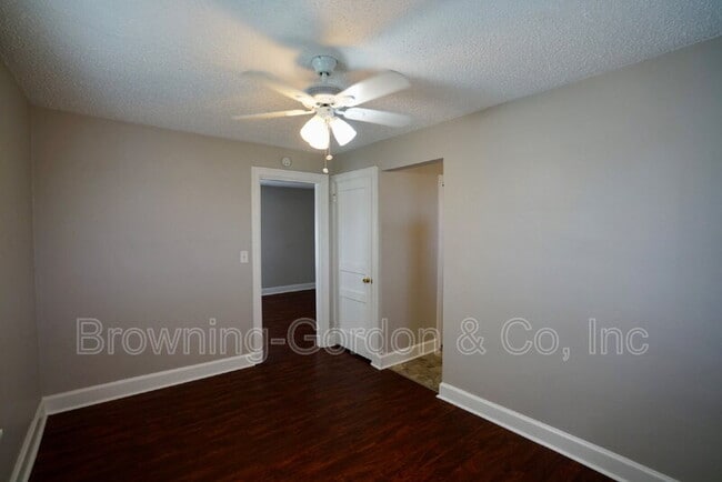 Building Photo - 2106 Eastwood Ave