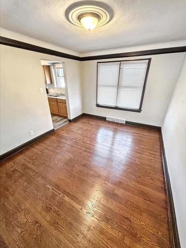 Building Photo - Charming 2-Bedroom Home with Garage and Co...