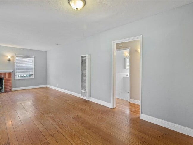 Building Photo - Sunny & Bright Bungalow in King Estates