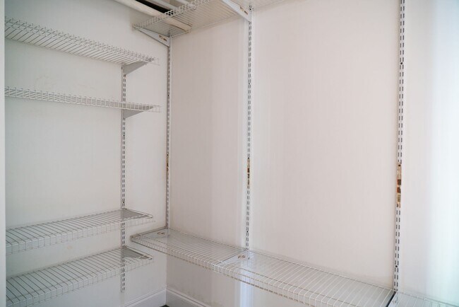 Building Photo - Ravenswood - 2 Bed / 1 Bath English Garden...