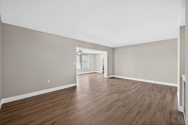 Building Photo - FULLY RENOVATED 2 BEDROOM WITH HUGE BONUS ROOM!