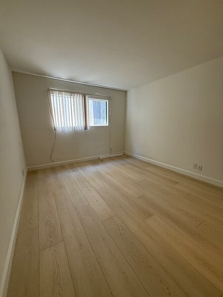 Smaller bedroom - 4322 Matilija Ave