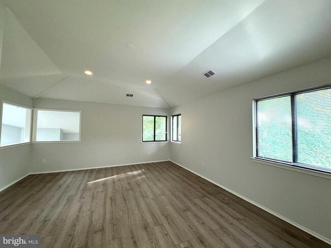 Building Photo - 104 Sayre Dr