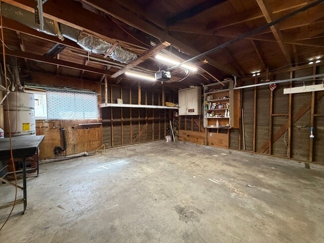 Building Photo - 3 Bedroom 2 Bathroom House on Corner Lot with 2 Car Garage Locate din Irwin Estates