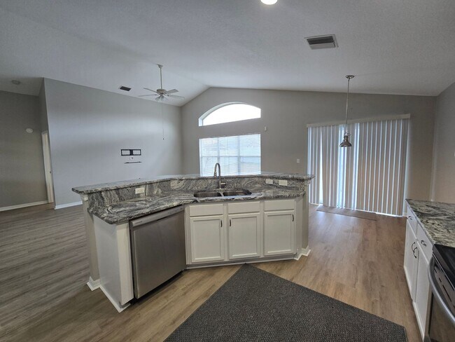 Building Photo - New Listing in Land O'Lakes