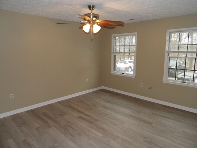 Building Photo - 244 Meadowview Dr