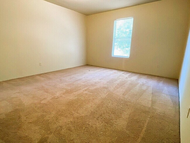 Building Photo - 7200 Clarewood Dr