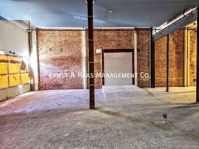 Building Photo - 800 S Pacific Ave