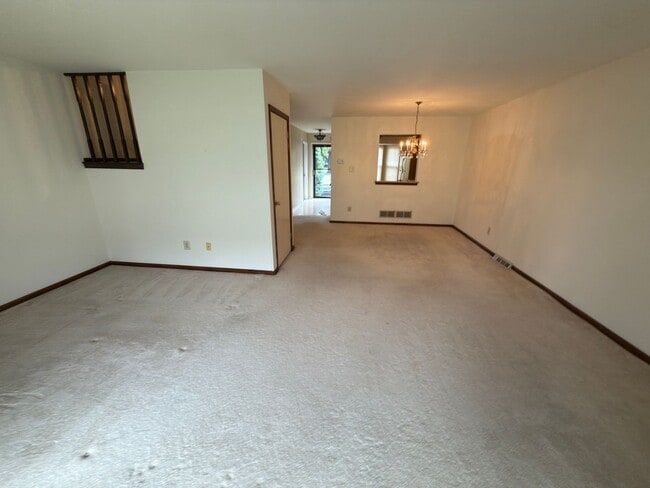 Building Photo - 3BR+BSMT Townhome (Tapestry) with COUNCIL ...