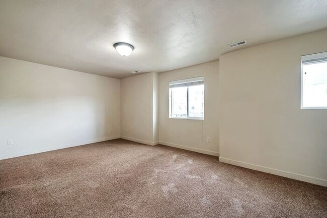 Building Photo - Awesome 2 Story Townhome in Vineyard with ...
