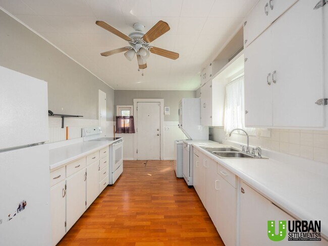 Building Photo - Charming 4-Bedroom Home with Fenced Yard, Garage & Washer/Dryer – North Spokane