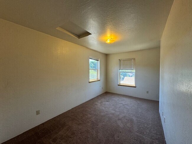 Building Photo - 1771 Golf Course Rd