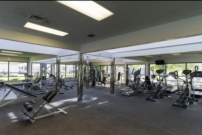 Building Photo - 1601 Holland Dr