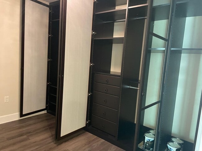 Building Photo - Beautiful Downtown Condo
