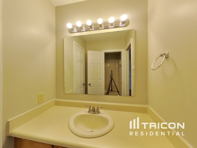 Building Photo - 12115 Mockernut Ct