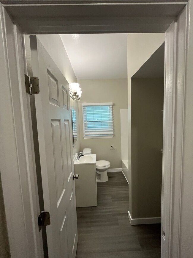 Building Photo - SPACIOUS 1 BEDROOM 1 BATH UPSTAIRS LOCATED NORTH OF DOWNTOWN LONG BEACH