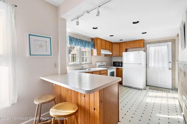 Building Photo - 1211 Ocean Ave N