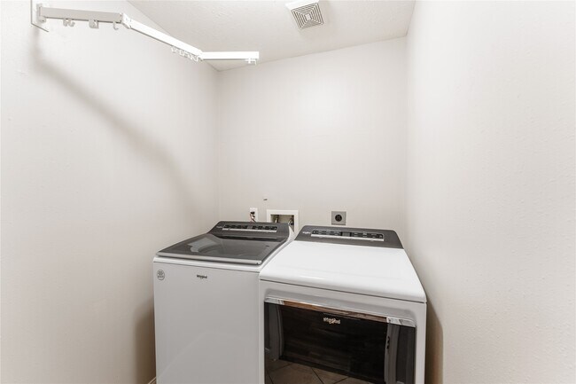 Building Photo - 5935 Sawyer Bend Ln