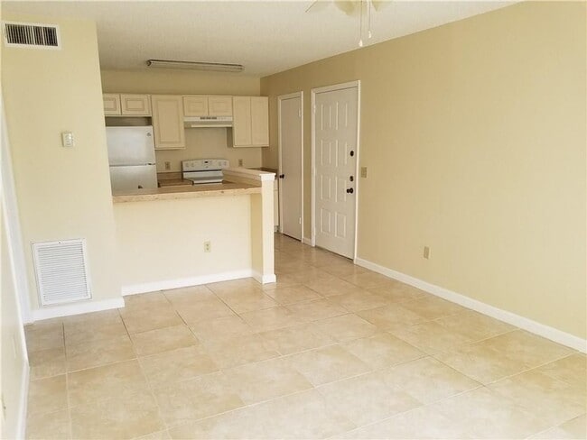 Building Photo - Lovely 1 Bedroom 1 Bath with GREAT AMENITIES!