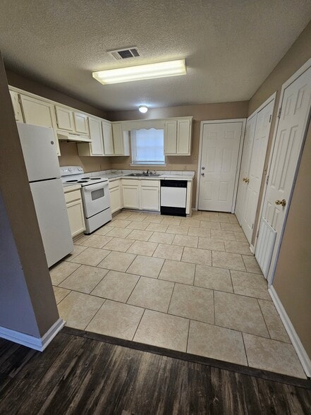 Building Photo - 1 Lilac St