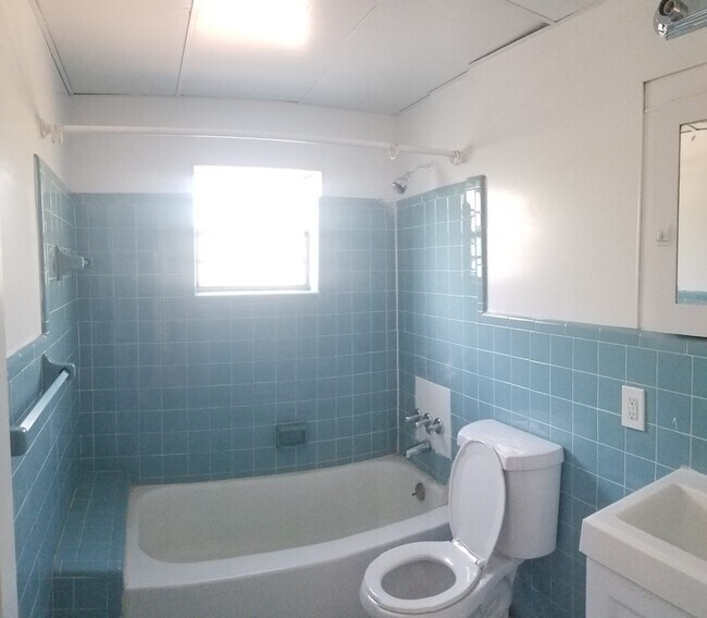 Building Photo - Upstairs Studio Apartment