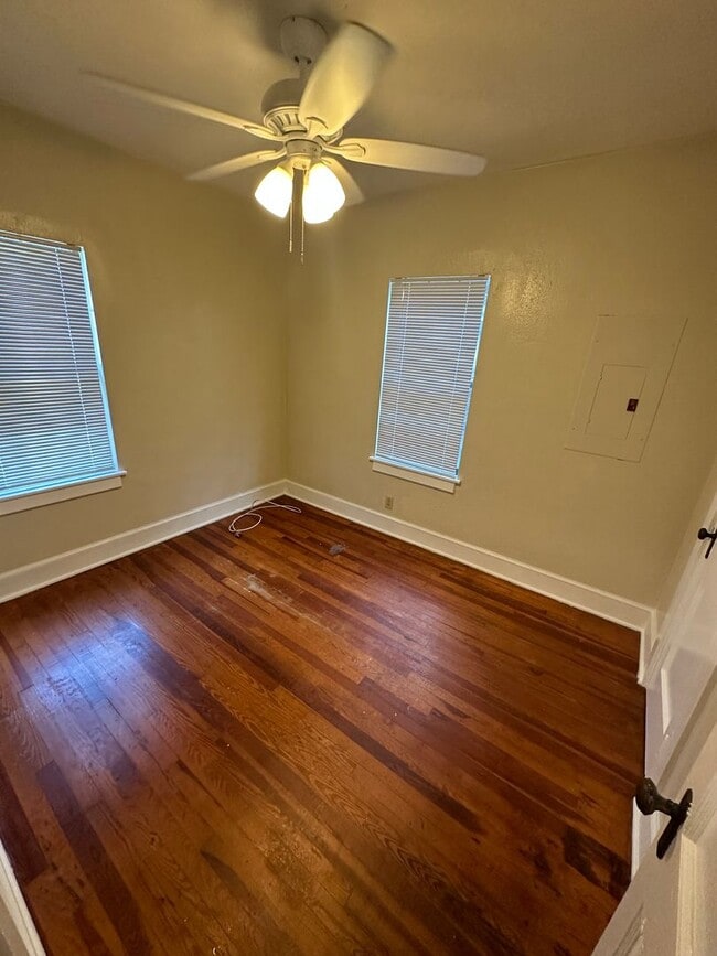 Building Photo - 2/1 house with yard in Midtown! Available now!