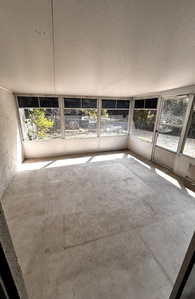 Building Photo - 1134 SE 3rd St